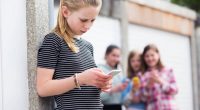 Skutki cyberprzemocy wśród nastolatków – jak chronić swoje dziecko?