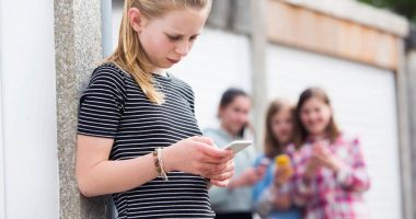 Skutki cyberprzemocy wśród nastolatków – jak chronić swoje dziecko?